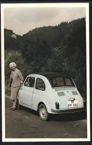 Foto-AK Auto Fiat 500 Nuova mit dem Kennzeichen M PP 680, ältere Dame daran gelehnt