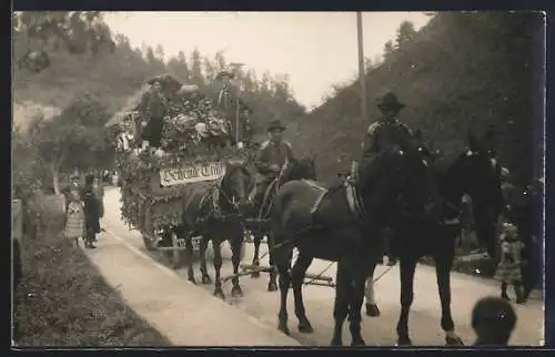 Foto-AK Trillfingen, Wagen der Gemeinde beim Festzug