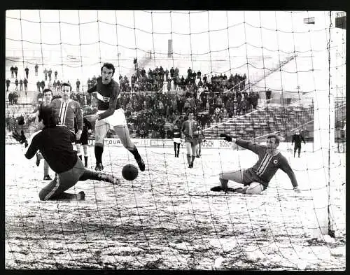 Fotografie Fussball-Bundesliga, VfB Stuttgart vs. Eintracht Braunschweig, Stuttgarter Weiss trifft gegen Wolter