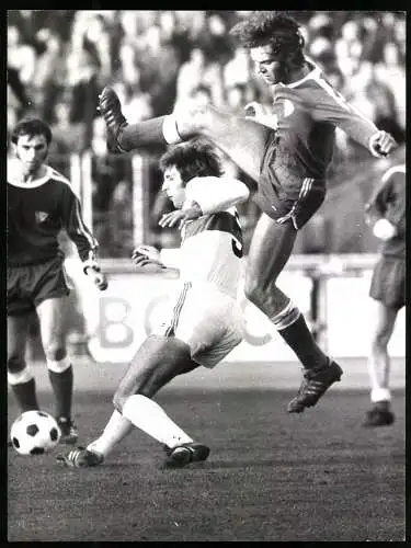 Fotografie Fussball-Bundesliga, VfB Stuttgart vs. VfL Bochum gefährliches Spiel zwischen Zech & Versen