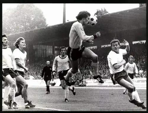 Fotografie Fussball-Bundesliga, Borussia Dortmund vs. Fortuna Düsseldorf 1:0, Mietz köpft vor Gronen und Geye