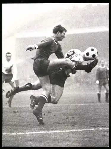 Fotografie Fussball-Bundesliga, Hamburger SV vs. 1.FC Kaiserslautern, Uwe Seeler im Zweikampf mit Klimaschewski 1966