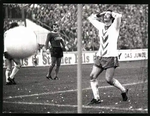 Fotografie Fussball-Bundesliga, Rot Weiss Essen vs. Hamburger SV 0:0, Rot Weiss Spieler Lindner vergibt Torchance 1974