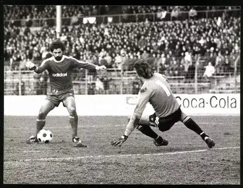 Fotografie Fussball-Bundesliga, VfB Stuttgart vs. FC Bayern München 3:1, Gerd Müller scheitert an TW Deck