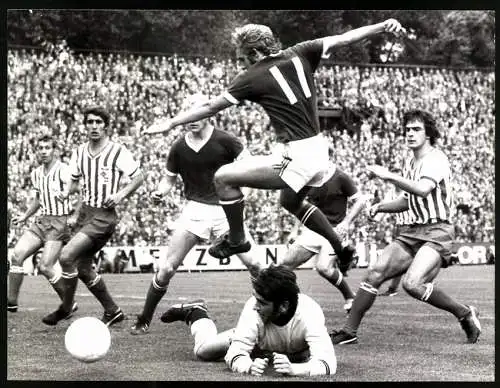 Fotografie Fussball-Bundesliga, FC Schalke 04 vs. Werder Bremen 3:0, Kremers überwindet Tw Bernard 1971