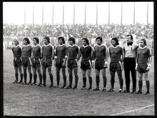 Fotografie Fussball Bundesliga-Aufstiegsrunde 1975, Mannschaft von F.K. Pirmasens vor dem Spiel gegen Bayer Uerding