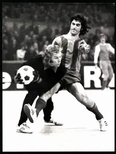 Fotografie Hallen Fussball-Turnier in Berlin, FC Bayern München vs. 1.FC Köln, Welz klärt vor Gerd Müller 1973