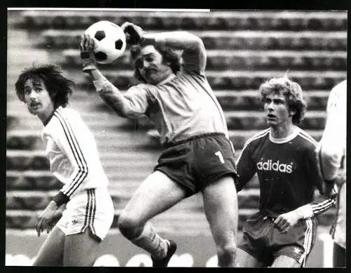 Fotografie Fussball-Bundesliga, FC Bayern München vs. Rot Weiss Oberhausen 2:0, Tw Ferner vor Rummenigge am Ball 1974