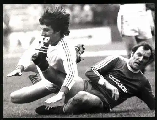 Fotografie Fussball-Bundesliga, FC Bayern München vs. VfB Stuttgart 1:1, Roth und Stickel im Zweikampf 1975