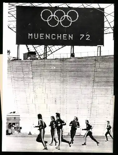 Fotografie Ansicht München, Olympia 1972, Fussball - Nationalmannschaft mit Overath, Netzer u.a. beim Training