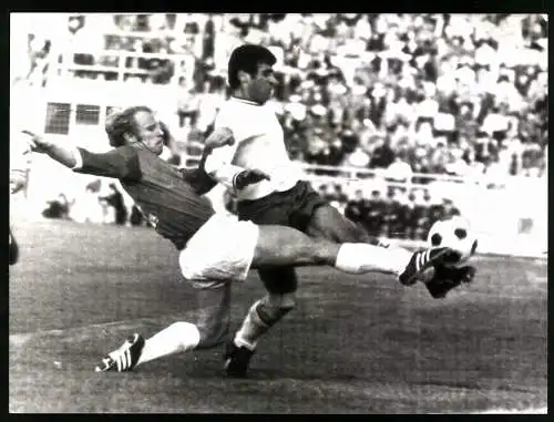 Fotografie Fussball - Europameisterschaft 1972, Deutschland vs. Griechenland 2:2, Berti Vogts & Papaionnou im Zweikampf