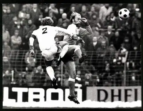 Fotografie Fussball-Bundesliga, Borussia Mönchengladbach vs. Hamburger SV, Berti Vogts im Zweikampf mit Sperlich