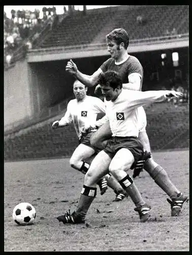 Fotografie Fussball-Bundesliga, Hamburger SV vs. FC Schalke 04 1:3, Uwe Seeler bietet sich im Hintergrund an