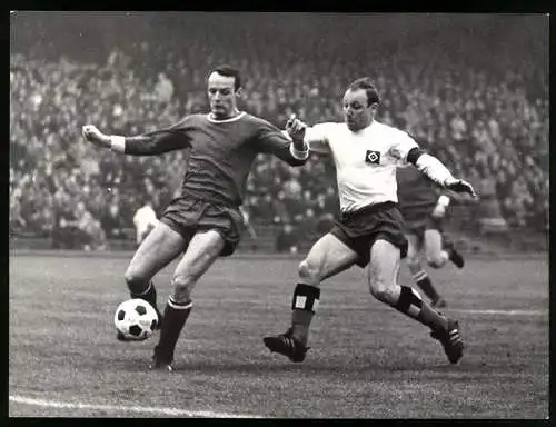 Fotografie Fussball-Bundesliga, Hamburger SV vs. 1.FC Kaiserslautern 1:0, Schneider beim Eigentor neben Uwe Seeler 1966