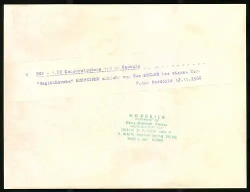 Fotografie Fussball-Bundesliga, Hamburger SV vs. 1.FC Kaiserslautern 1:0, Schneider beim Eigentor neben Uwe Seeler 1966