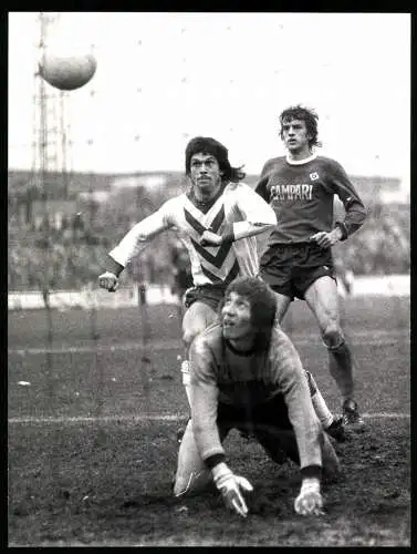 Fotografie Fussball-Bundesliga, Rot Weiss Essen vs. Hamburger SV 0:0, Werner Lorant scheitert am Aluminium