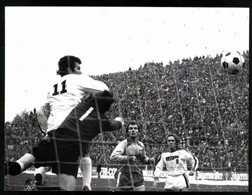 Fotografie Fussball-Bundesliga, Borussia Mönchengladbach vs. Hamburger SV 1:1, Jupp Heynckes & Tw Kargus im Zweikampf