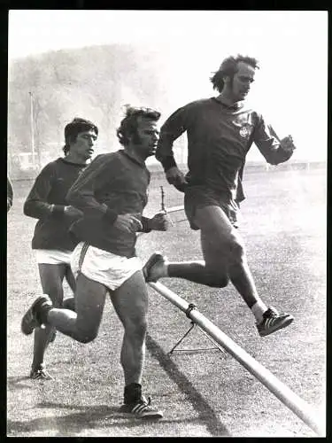 Fotografie Fussball-Bundesliga, Wolfgang Overath & Mannschaftskameraden beim Training