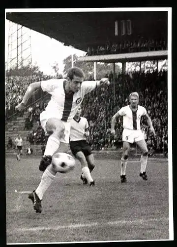 Fotografie Fussball-Bundesliga, Karlsuher SC vs. Borussia Dortmund, Dürrschnabel trifft gegen den BVB 09