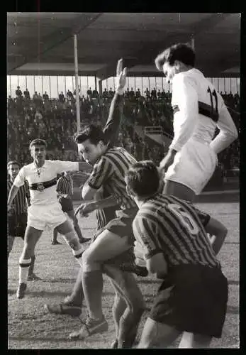 Fotografie Fussball-Bundesliga, FSV Frankfurt vs. Waldhof Mannheim, Kampf um den Ball