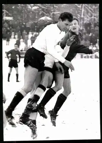 Fotografie Fussball Regionalliga, Offenbach vs. Ulm, Dreikampf um den Ball im Schneegestöber