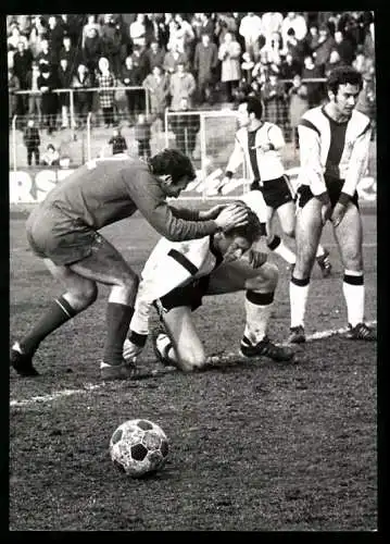 Fotografie Fussball-Bundesliga, Karlsruher SC vs. VfR Heilbronn, KSV Verteidiger Ehmann bedankt sich für das Eigentor