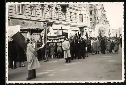 Fotografie unbekannter Fotograf, Ansicht Berlin, Demonstraiton zum 1. Mai in der Rochstrasse, Lenin Plakat, Arbeiterdemo