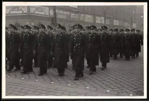 Fotografie unbekannter Fotograf, Ansicht Wien, Polizisten der Polizeischule Wien marschieren, Rückseite Eintrittskarte