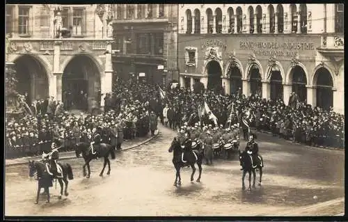 Fotografie Schaja, München, Ansicht München, Umzug mit Militärparade