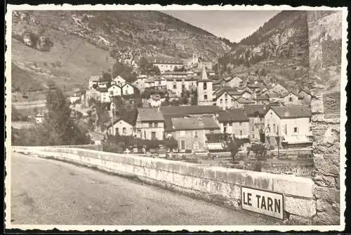 Fotografie unbekannter Fotograf, Ansicht Sainte-Enimie, Strasse Le Tarn mit Blick zum Ort