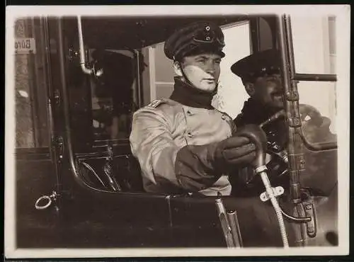 Fotografie unbekannter Fotograf und Ort, Militär Chauffeur in Uniform mit Fahrerbrille betätigt die Hupe