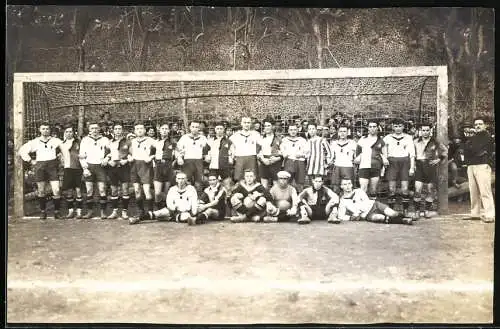 Fotografie unbekannter Fotograf und Ort, Mannschaftsfoto Berliner Fussballverein, junge Männer im Sportdress vor dem Tor