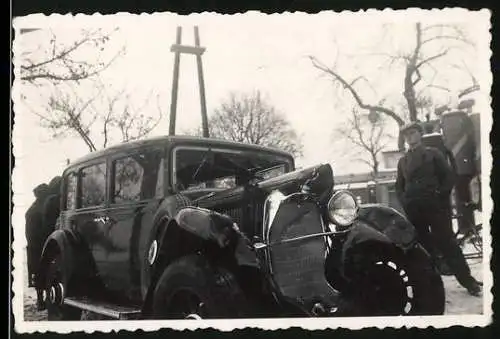 Fotografie Auto, nach zusammenstoss zerstörter Mercede Benz