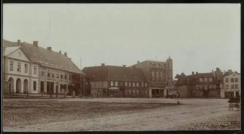 Fotografie unbekannter Fotograf, Ansicht Rendsburg, der Paradeplatz mit der Hauptwache und Geschäft E. Thom