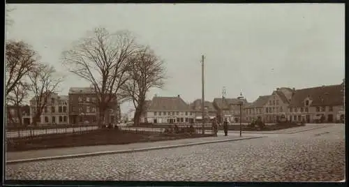 Fotografie unbekannter Fotograf, Ansicht Rendsburg, Blick auf den Schiffbrückenplatz mit Geschäften