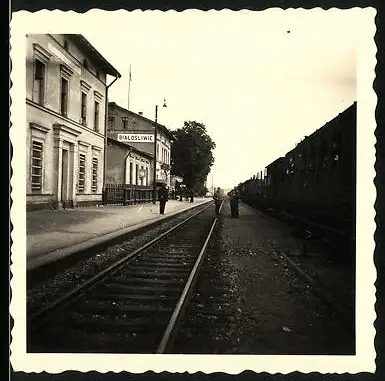 Fotografie unbekannter Fotograf, Ansicht Bialosliwie, Bahnhof mit Gleisseite