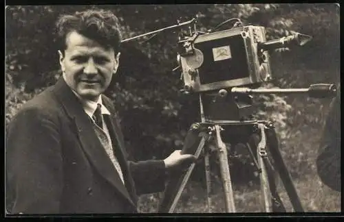 Fotografie unbekannter Fotograf und Ort, Kameramann H. Fritz mit seiner Kamera, 1932