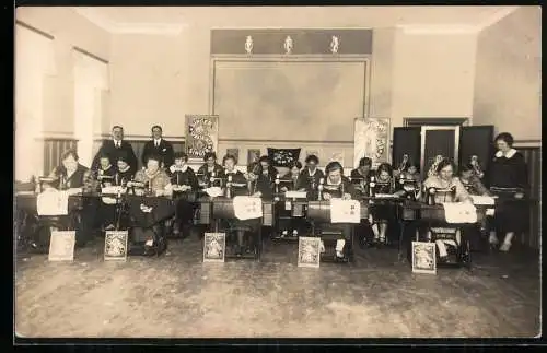 Fotografie unbekannter Fotograf und Ort, Damen Nähkurs mit Singer Nähmaschinen, Emaille Schild Firma Singer