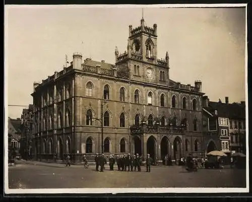 Fotografie unbekannter Fotograf, Ansicht Weimar, Blick auf das Rathaus mit Studenten davor