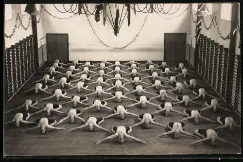 Fotografie Carl Slej, Ollerup, Oberkörperfreie Männer beim Gymnastik Kurs