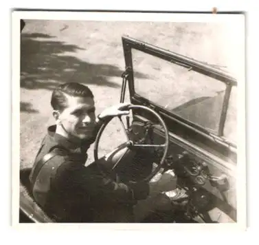 4 Fotografien Auto, Willys Jeep, Amerikanischer Besatzungsoldat in seinem Jeep, 1947