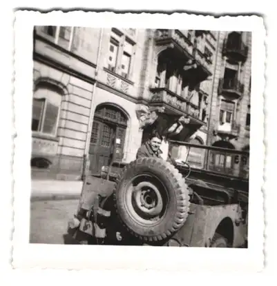 4 Fotografien Auto, Willys Jeep, Amerikanischer Besatzungsoldat in seinem Jeep, 1947