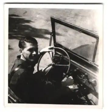 4 Fotografien Auto, Willys Jeep, Amerikanischer Besatzungsoldat in seinem Jeep, 1947
