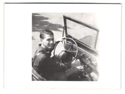 4 Fotografien Auto, Willys Jeep, Amerikanischer Besatzungsoldat in seinem Jeep, 1947