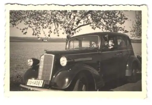 4 Fotografien Auto, Opel mit Kennzeichen: IIU-14087, Familie auf Reisen