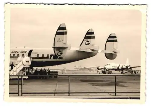 2 Fotografien Flugzeug, Lockheed L-1049 Constellation der TWA Trans World Airline