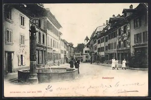 AK Delemont, belebte Strassenszene mit Brunnen um 1900