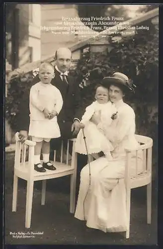 AK Grossherzog Friedrich Franz IV. von Mecklenburg-Schwerin mit Gattin und den Prinzen