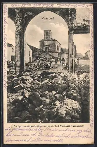 AK Vaucourt, Trümmerruine mit Soldaten in Uniform