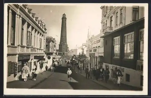 AK Borkum, Hotel Fürstenhof und Buchhandlung von Richard Gehrmann, Blick zum Leuchtturm